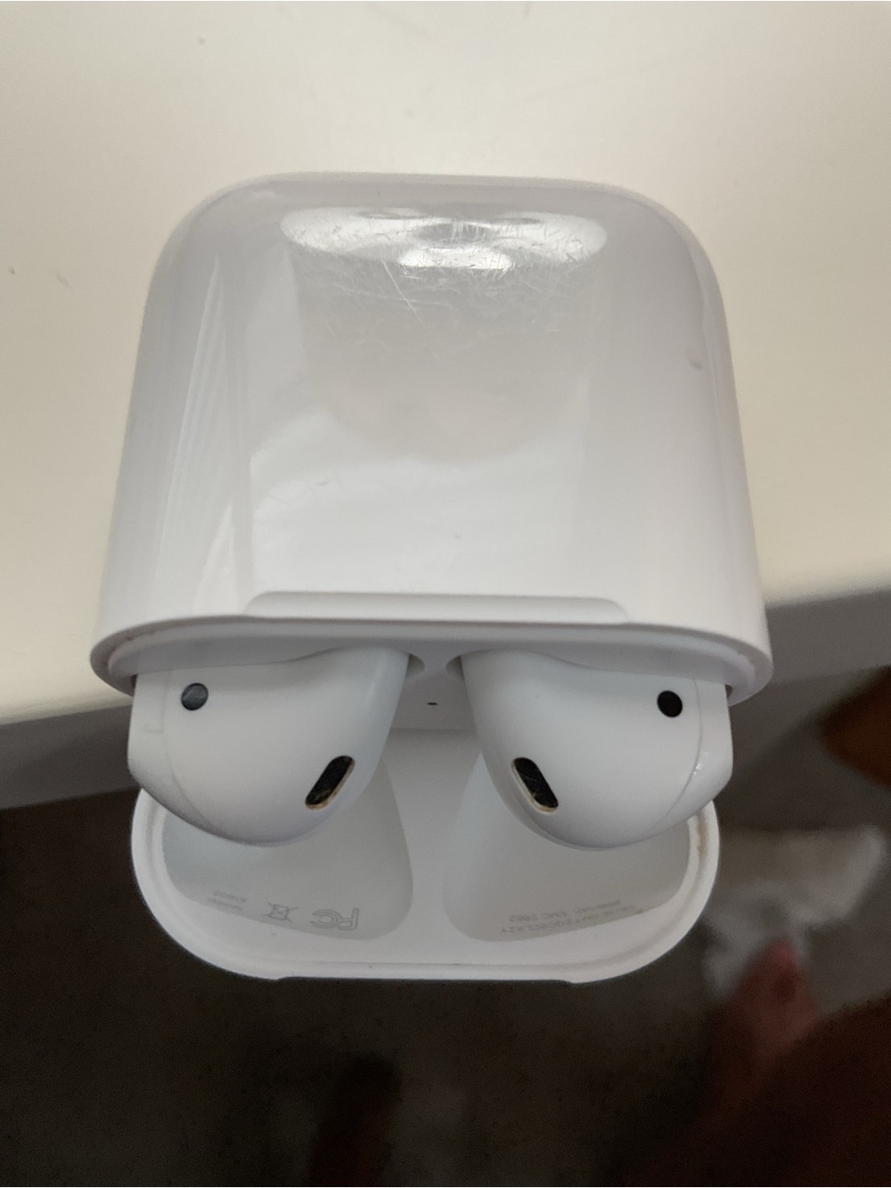 APPLE 🍎 Compact White Wireless Earbud Set with Charging Case